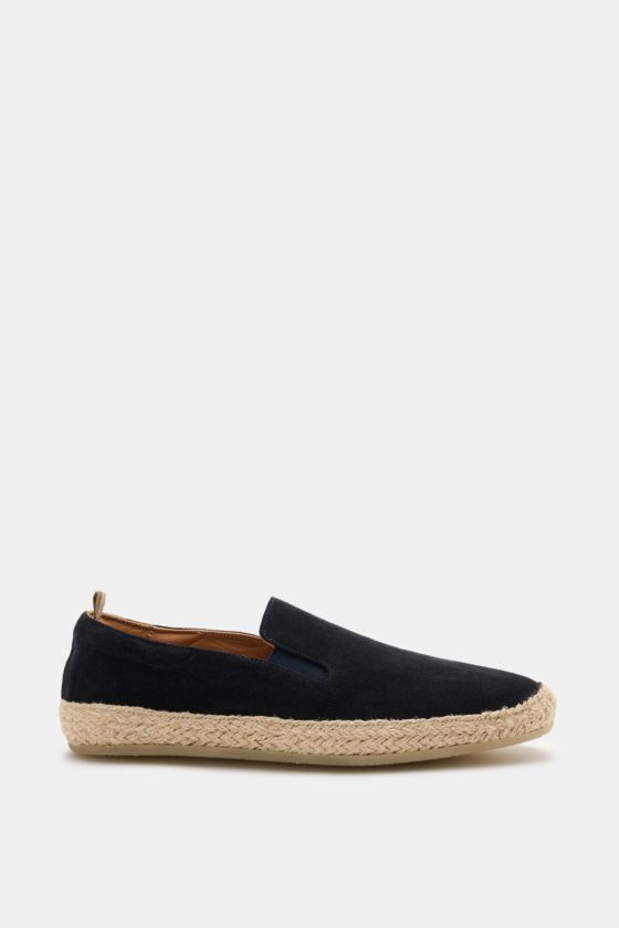 Officine Creative Espadrilles 'Bowline' navy seitlich fotografiert, Veloursleder, Bast-Umrandung, flexible Kautschuksohle, Lederfutter. Officine Creative Espadrilles 'Bowline' navy seitlich fotografiert, Veloursleder, Bast-Umrandung, flexible Kautschuksohle, Lederfutter.