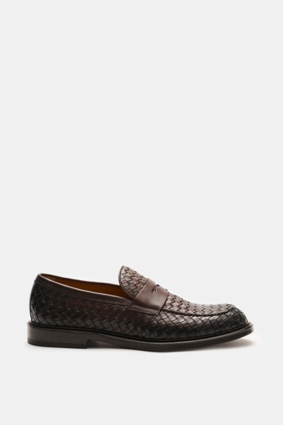 Doucal's Penny Loafer 'Deco' schwarz, seitliche Ansicht, feines Glattleder, leicht schmal zulaufend, typischer Penny Strap, Vorderkappe mit Steppnaht, ledernes Innenfutter, robuste Kautschuksohle. Doucal's Penny Loafer 'Deco' schwarz, seitliche Ansicht, feines Glattleder, leicht schmal zulaufend, typischer Penny Strap, Vorderkappe mit Steppnaht, ledernes Innenfutter, robuste Kautschuksohle.