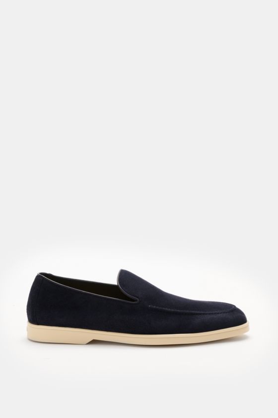 Doucal's Loafer 'Reverse' navy aus feinem Veloursleder seitlich fotografiert, schmal zulaufend, Steppnaht, hellbeige Kautschuksohle. Doucal's Loafer 'Reverse' navy aus feinem Veloursleder seitlich fotografiert, schmal zulaufend, Steppnaht, hellbeige Kautschuksohle.