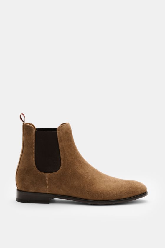 Sturlini Chelsea Boot 'Crosta' hellbraun aus feinem Veloursleder, seitliche elastische Einsätze, schmale Silhouette, seitliche Ansicht, Goodyear Welted. Sturlini Chelsea Boot 'Crosta' hellbraun aus feinem Veloursleder, seitliche elastische Einsätze, schmale Silhouette, seitliche Ansicht, Goodyear Welted.