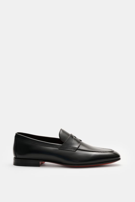 Santoni Loafer 'Carlos' schwarz seitlich fotografiert, feines handgefärbtes Glattleder, orangene Ledersohle, schmale Silhouette, Penny-Strap, Steppnaht. Santoni Loafer 'Carlos' schwarz seitlich fotografiert, feines handgefärbtes Glattleder, orangene Ledersohle, schmale Silhouette, Penny-Strap, Steppnaht.