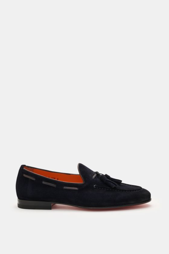 Santoni Tassel Loafer 'Carlos' navy aus softem Veloursleder seitlich fotografiert, schmal zulaufend, mit Ziernaht, Tassel, Ledersohle und Kautschukabsatz. Santoni Tassel Loafer 'Carlos' navy aus softem Veloursleder seitlich fotografiert, schmal zulaufend, mit Ziernaht, Tassel, Ledersohle und Kautschukabsatz.