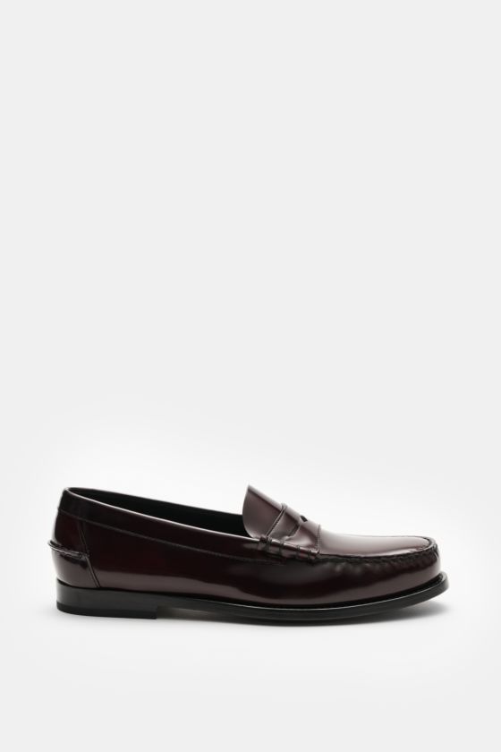 Church's Penny Loafer 'Rowley' bordeaux seitlich fotografiert, poliertes Glattleder, Ziernähte, Penny-Strap, schmale Silhouette, Lederlaufsohle, Goodyear-welted. Church's Penny Loafer 'Rowley' bordeaux seitlich fotografiert, poliertes Glattleder, Ziernähte, Penny-Strap, schmale Silhouette, Lederlaufsohle, Goodyear-welted.