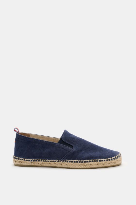 Castañer Espadrilles 'Joel' navy in seitlicher Ansicht, Canvas aus Baumwolle mit Jute-Umrandung und elastischen Einsätzen. Castañer Espadrilles 'Joel' navy in seitlicher Ansicht, Canvas aus Baumwolle mit Jute-Umrandung und elastischen Einsätzen.