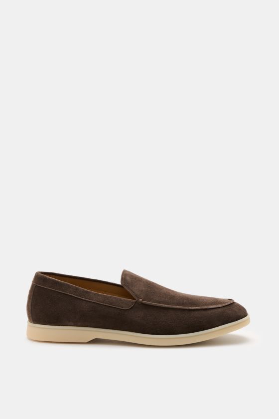 Henderson Loafer 'Panarea' dunkelbraun aus geschmeidigem Veloursleder, schmal zulaufend, mit Ziernaht, flexible Gummisohle, Seitenansicht. Henderson Loafer 'Panarea' dunkelbraun aus geschmeidigem Veloursleder, schmal zulaufend, mit Ziernaht, flexible Gummisohle, Seitenansicht.
