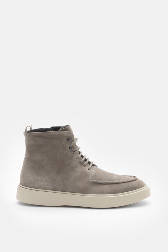 Officine Creative Schnürboot 'Frame' taupe in Seitenansicht aus edlem Veloursleder mit schmal zulaufender Silhouette, Sieben-Loch-Schnürung, Reißverschluss innen, Grosgrain-Anziehschlaufe, ledernem Innenfutter und leichter Kautschuk-Laufsohle. Officine Creative Schnürboot 'Frame' taupe in Seitenansicht aus edlem Veloursleder mit schmal zulaufender Silhouette, Sieben-Loch-Schnürung, Reißverschluss innen, Grosgrain-Anziehschlaufe, ledernem Innenfutter und leichter Kautschuk-Laufsohle.