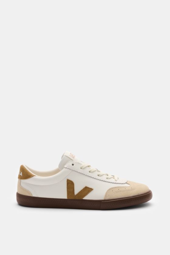 Veja Sneaker 'Volley O.T. Leather' weiß/camel/beige, Seitenansicht, aus Organic Traced Leder mit Velours-Overlays, Gummisohle, Logo-Patch und gepolstertem Schaftrand. Veja Sneaker 'Volley O.T. Leather' weiß/camel/beige, Seitenansicht, aus Organic Traced Leder mit Velours-Overlays, Gummisohle, Logo-Patch und gepolstertem Schaftrand.