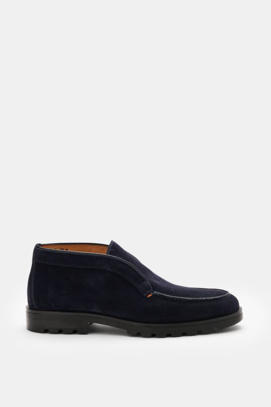 Santoni Desert Boot 'Detroit Rock' navy seitlich fotografiert, geschmeidiges Veloursleder, schmal zulaufend, Ziernaht, Lederfutter, profilierte Gummisohle. Santoni Desert Boot 'Detroit Rock' navy seitlich fotografiert, geschmeidiges Veloursleder, schmal zulaufend, Ziernaht, Lederfutter, profilierte Gummisohle.
