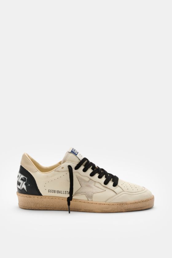 Golden Goose Sneaker 'Ball Star' offwhite/schwarz/silber seitlich fotografiert mit Vintage-Finish, Nappaleder, Stern, Used-Optik, schwarzer Schnürung. Golden Goose Sneaker 'Ball Star' offwhite/schwarz/silber seitlich fotografiert mit Vintage-Finish, Nappaleder, Stern, Used-Optik, schwarzer Schnürung.