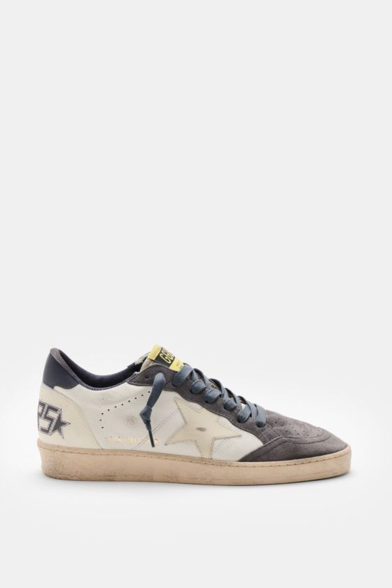 Golden Goose Sneaker 'Ball Star' offwhite/creme/dunkelgrau, seitlich fotografiert, Vintage-Finish, Used-Optik, Stern-Overlay, Nappaleder und Velours. Golden Goose Sneaker 'Ball Star' offwhite/creme/dunkelgrau, seitlich fotografiert, Vintage-Finish, Used-Optik, Stern-Overlay, Nappaleder und Velours.