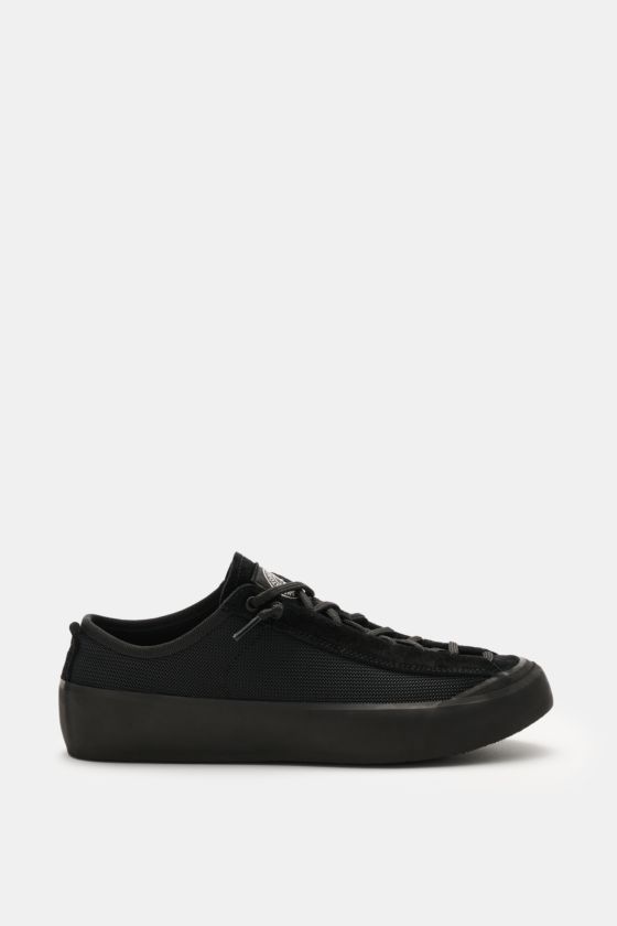 Side view of Stone Island Sneaker schwarz, a lightweight mesh sneaker with broad rubber sole, suede, mesh, seven-hole lacing, logo patch on tongue, rounded toe cap, full rubber trim, leather lining, and robust sole. Side view of Stone Island Sneaker schwarz, a lightweight mesh sneaker with broad rubber sole, suede, mesh, seven-hole lacing, logo patch on tongue, rounded toe cap, full rubber trim, leather lining, and robust sole.