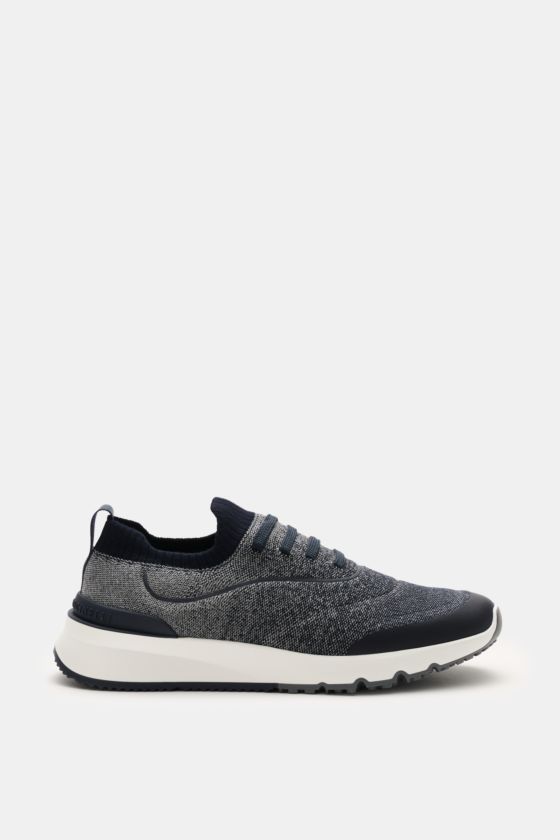 Brunello Cucinelli Sneaker navy/grau meliert seitlich fotografiert, gestrickt, schmal zulaufend, Drei-Loch-Schnürung, gummierte Partien, Textilfutter, robuste Gummisohle. Brunello Cucinelli Sneaker navy/grau meliert seitlich fotografiert, gestrickt, schmal zulaufend, Drei-Loch-Schnürung, gummierte Partien, Textilfutter, robuste Gummisohle.