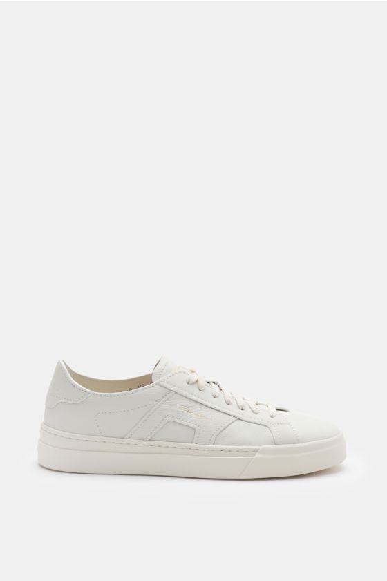 Santoni Sneaker 'Double Buckle' offwhite, Seitenansicht, fein genarbtes Leder, Double Buckle Overlay, runde Form, 7-Loch Schnürung, Lederfutter, Kautschuksohle. Santoni Sneaker 'Double Buckle' offwhite, Seitenansicht, fein genarbtes Leder, Double Buckle Overlay, runde Form, 7-Loch Schnürung, Lederfutter, Kautschuksohle.