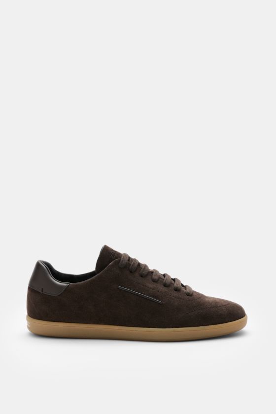 Zegna Sneaker dunkelbraun seitlich fotografiert, aus geschmeidigem Veloursleder mit runder Vorderkappe und flexibler Kautschuksohle. Zegna Sneaker dunkelbraun seitlich fotografiert, aus geschmeidigem Veloursleder mit runder Vorderkappe und flexibler Kautschuksohle.
