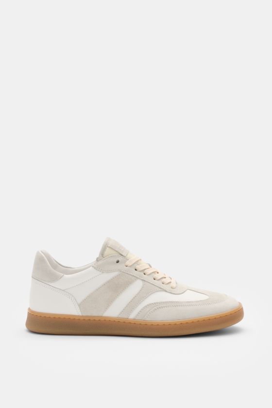 Collegium Sneaker 'Pillar Court III' weiß/hellgrau seitlich fotografiert, fein genarbtes Glattleder, Velours- und Nubuk-Overlays, flexible Gummisohle. Collegium Sneaker 'Pillar Court III' weiß/hellgrau seitlich fotografiert, fein genarbtes Glattleder, Velours- und Nubuk-Overlays, flexible Gummisohle.