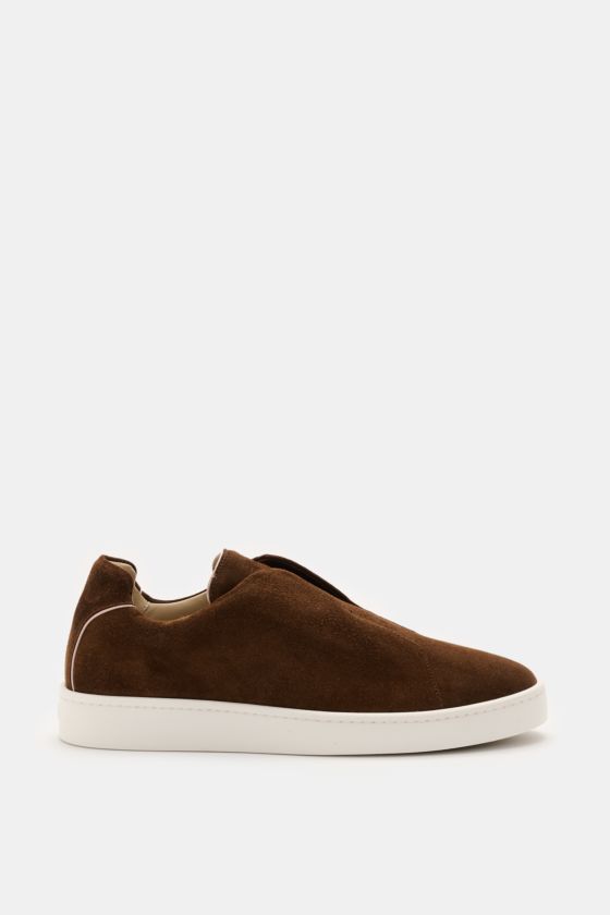 Aurélien Slip-on-Sneaker braun aus softem Veloursleder, runde Vorderkappe, elastische Bänder seitlich, gepolsterter Schaftrand, flexible weiße Gummisohle, Seitenansicht. Aurélien Slip-on-Sneaker braun aus softem Veloursleder, runde Vorderkappe, elastische Bänder seitlich, gepolsterter Schaftrand, flexible weiße Gummisohle, Seitenansicht.