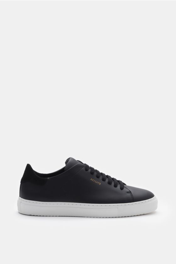 Axel Arigato Sneaker 'Clean 90' schwarz, seitliche Ansicht, puristisches Glattleder mit Veloursleder-Detail, runde Kappe, Sieben-Loch-Schnürung, goldfarbene Prägung, gepolsterter Schaftrand, Lederinnenfutter, flexible Gummisohle. Axel Arigato Sneaker 'Clean 90' schwarz, seitliche Ansicht, puristisches Glattleder mit Veloursleder-Detail, runde Kappe, Sieben-Loch-Schnürung, goldfarbene Prägung, gepolsterter Schaftrand, Lederinnenfutter, flexible Gummisohle.