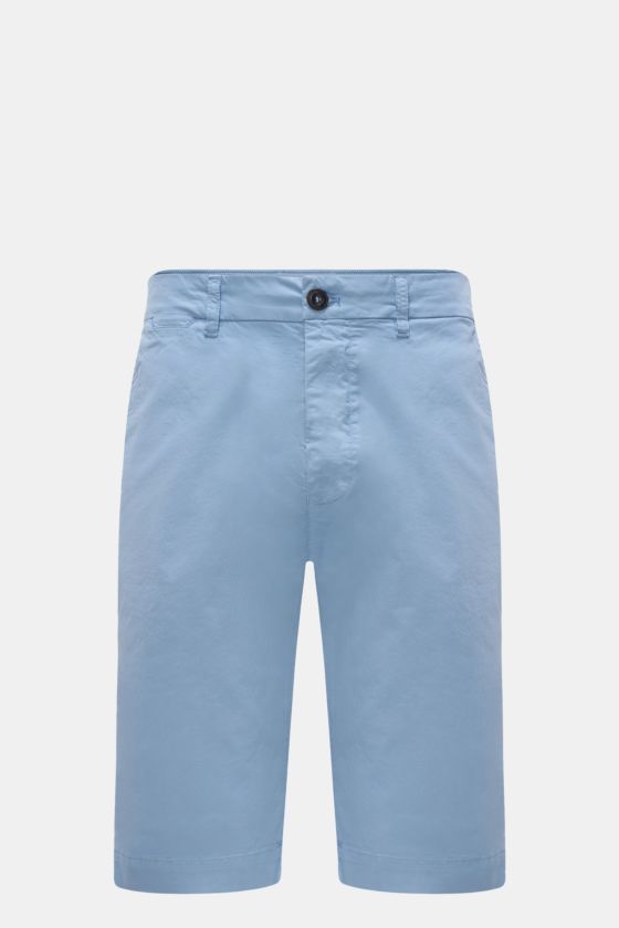 Mason's Bermudas 'London' rauchblau, Frontansicht, leicht elastische Baumwolle, weicher Griff, Regular Fit, Reißverschluss, Bundknopf, französische Taschen, kleine Uhrentasche, paspelierte Gesäßtaschen mit Druckkopf, kleines MASON'S-Weblabel. Mason's Bermudas 'London' rauchblau, Frontansicht, leicht elastische Baumwolle, weicher Griff, Regular Fit, Reißverschluss, Bundknopf, französische Taschen, kleine Uhrentasche, paspelierte Gesäßtaschen mit Druckkopf, kleines MASON'S-Weblabel.