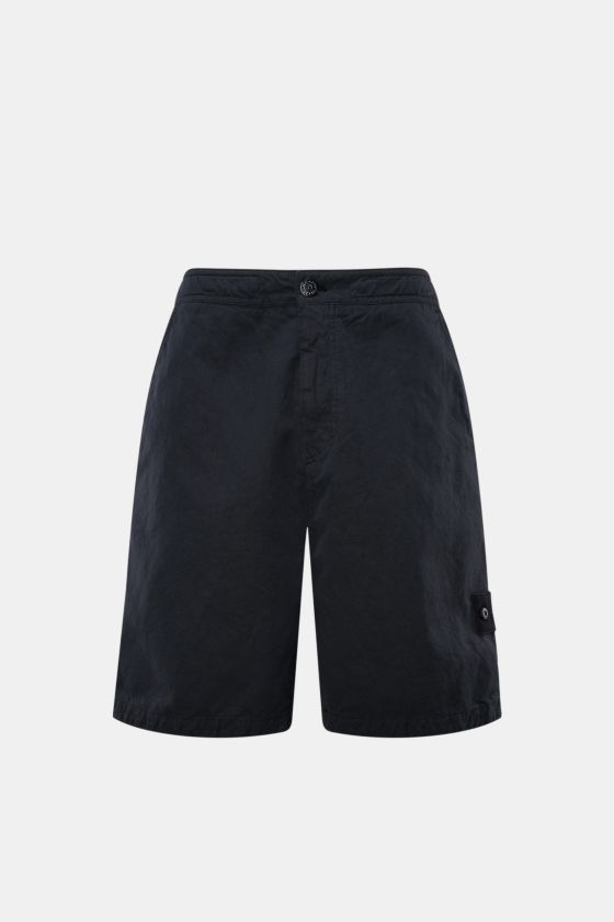 Stone Island Shorts 'Ghost Piece' navy, frontale Ansicht, Baumwoll-Leinen-Canvas, Regular Fit, tonales Kompass-Badge, Reißverschluss, Bundknopf, französische Taschen. Stone Island Shorts 'Ghost Piece' navy, frontale Ansicht, Baumwoll-Leinen-Canvas, Regular Fit, tonales Kompass-Badge, Reißverschluss, Bundknopf, französische Taschen.