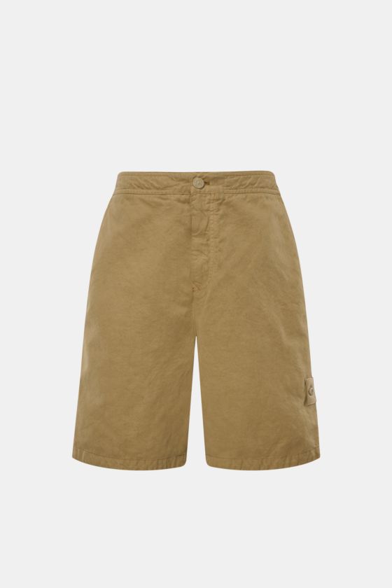 Stone Island Shorts 'Ghost Piece' khaki, frontale Nahaufnahme, monochromes Sommer-Canvas-Shorts mit tonalem Kompass-Badge, Regular Fit, Baumwoll-Leinen. Stone Island Shorts 'Ghost Piece' khaki, frontale Nahaufnahme, monochromes Sommer-Canvas-Shorts mit tonalem Kompass-Badge, Regular Fit, Baumwoll-Leinen.