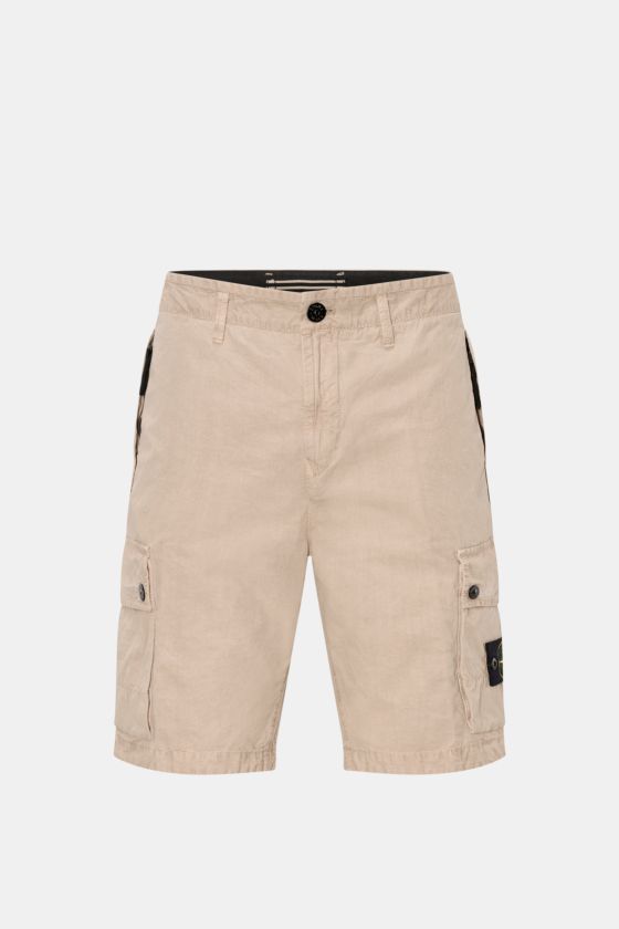 Stone Island Cargo-Bermudas beige, frontale Ansicht, reine Baumwolle, hohe Bundhöhe, praktische Cargotaschen mit Druckknöpfen und Kompass-Badge. Stone Island Cargo-Bermudas beige, frontale Ansicht, reine Baumwolle, hohe Bundhöhe, praktische Cargotaschen mit Druckknöpfen und Kompass-Badge.