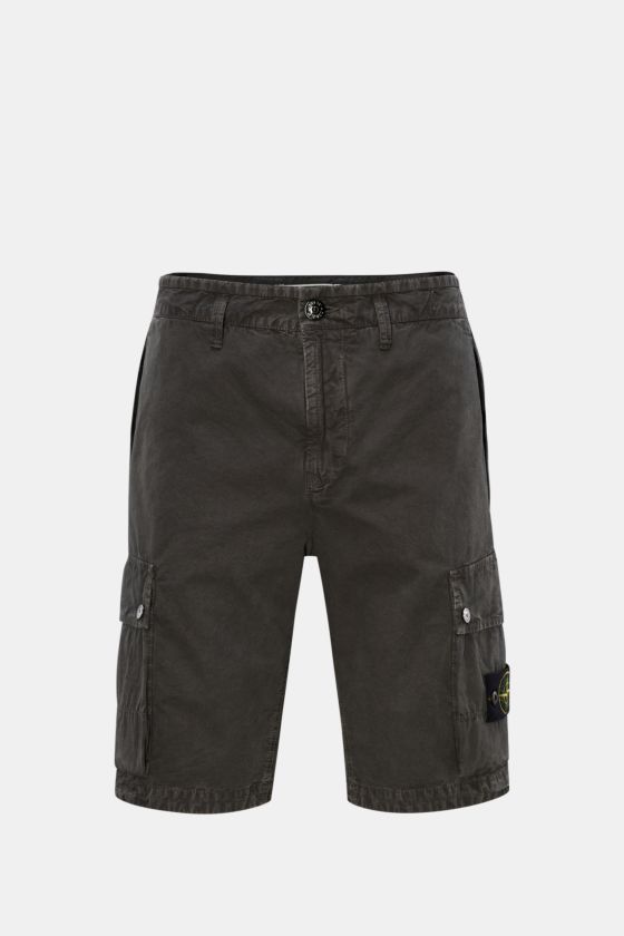 Stone Island Cargo-Bermudas dunkelgrau, frontale Nahaufnahme, reine Baumwolle, Regular Fit, Taschen mit Reißverschluss, Druckknöpfe, Kompass-Badge. Stone Island Cargo-Bermudas dunkelgrau, frontale Nahaufnahme, reine Baumwolle, Regular Fit, Taschen mit Reißverschluss, Druckknöpfe, Kompass-Badge.
