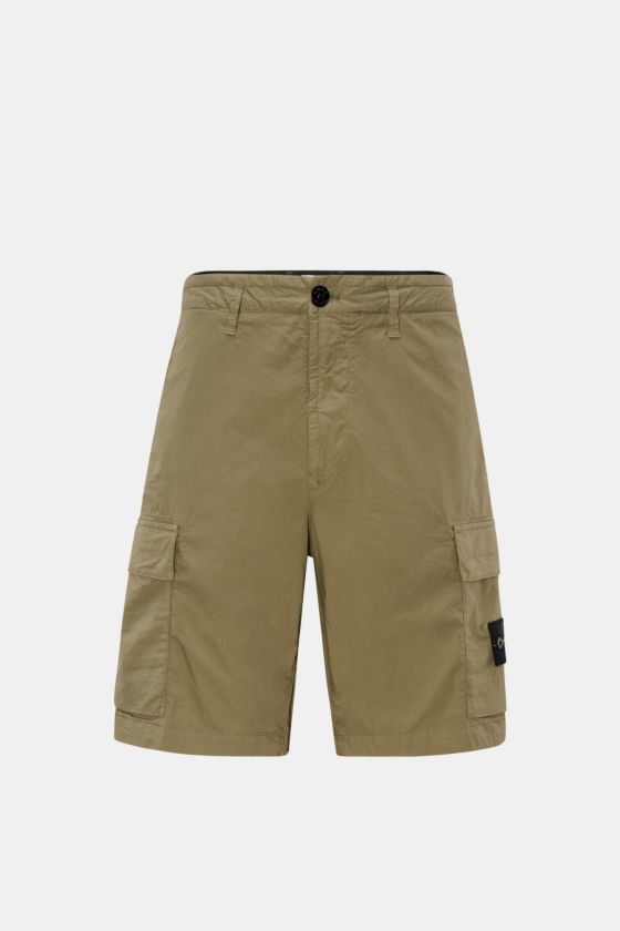 Stone Island Cargo-Shorts oliv, frontale Ansicht, aus leicht elastischer Baumwolle mit Cargotaschen, Bundknopf, Reißverschluss und Kompass-Badge. Stone Island Cargo-Shorts oliv, frontale Ansicht, aus leicht elastischer Baumwolle mit Cargotaschen, Bundknopf, Reißverschluss und Kompass-Badge.