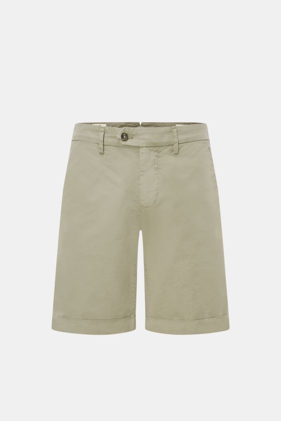 Mason's Shorts 'Torino' graugrün, frontale Nahaufnahme, Regular Fit, elastischer Baumwolltwill, Reißverschluss, Bundknopf, französische Taschen, Uhrentasche, Gesäßtaschen mit Patte, fixierter Saumaufschlag. Mason's Shorts 'Torino' graugrün, frontale Nahaufnahme, Regular Fit, elastischer Baumwolltwill, Reißverschluss, Bundknopf, französische Taschen, Uhrentasche, Gesäßtaschen mit Patte, fixierter Saumaufschlag.