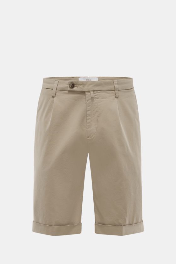 Briglia 1949 Bermudas taupe, Slim Fit, elastische Baumwolle, Reißverschluss, Bundknöpfe, französische Taschen, Uhrentasche, Saumaufschlag, Frontansicht. Briglia 1949 Bermudas taupe, Slim Fit, elastische Baumwolle, Reißverschluss, Bundknöpfe, französische Taschen, Uhrentasche, Saumaufschlag, Frontansicht.