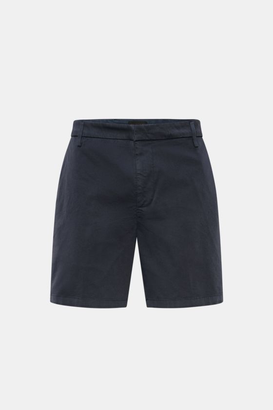Dondup Shorts 'Manheim' navy, frontale Nahaufnahme, Regular Fit, hohe Leibhöhe, elastische Baumwolle, Reißverschluss, französische Taschen, Metall-Initial. Dondup Shorts 'Manheim' navy, frontale Nahaufnahme, Regular Fit, hohe Leibhöhe, elastische Baumwolle, Reißverschluss, französische Taschen, Metall-Initial.