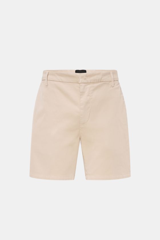 Dondup Shorts 'Manheim' beige in Frontansicht, aus elastischer Baumwolle mit hohem Bund, Reißverschluss, Taschen und Metall-Initial. Dondup Shorts 'Manheim' beige in Frontansicht, aus elastischer Baumwolle mit hohem Bund, Reißverschluss, Taschen und Metall-Initial.