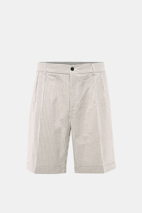04651/ A trip in a bag Seersucker-Shorts taupe/offwhite gestreift, frontale Nahaufnahme, Regular Fit, Baumwolle, Bundfalte, Taschen, Saumaufschlag. 04651/ A trip in a bag Seersucker-Shorts taupe/offwhite gestreift, frontale Nahaufnahme, Regular Fit, Baumwolle, Bundfalte, Taschen, Saumaufschlag.