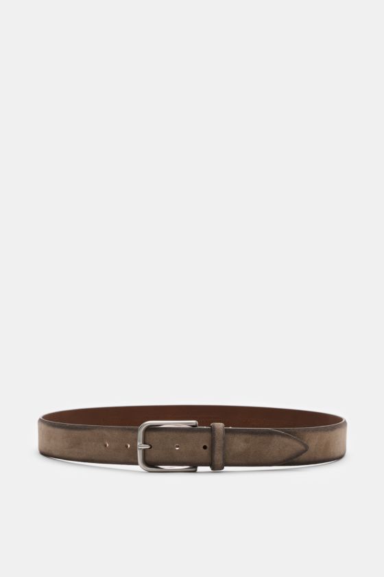 Veneta Cinture Gürtel taupe aus geschmeidigem Veloursleder mit leichtem Farbverlauf, Dornschließe aus Messing, Durchzugschlaufe, 3,5 cm breit, Made in Italy, frontale Perspektive. Veneta Cinture Gürtel taupe aus geschmeidigem Veloursleder mit leichtem Farbverlauf, Dornschließe aus Messing, Durchzugschlaufe, 3,5 cm breit, Made in Italy, frontale Perspektive.