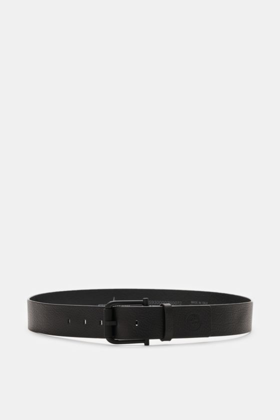 Stone Island Gürtel schwarz aus edlem Rindsleder mit narbiger Struktur, mattschwarzer Dornschließe, Logo-Prägung, frontal fotografiert. Stone Island Gürtel schwarz aus edlem Rindsleder mit narbiger Struktur, mattschwarzer Dornschließe, Logo-Prägung, frontal fotografiert.