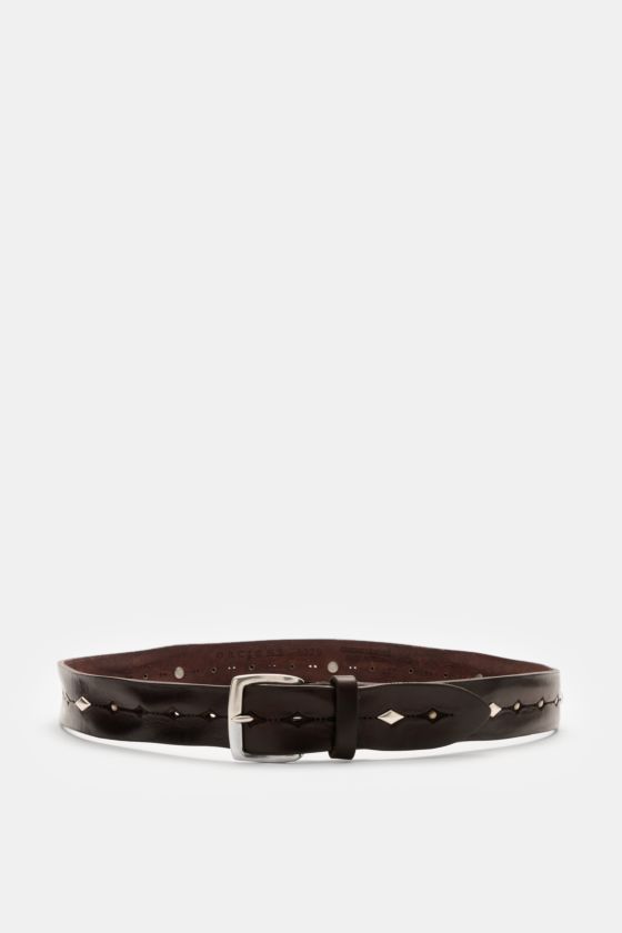 Orciani Gürtel dunkelbraun aus edlem Rindsleder, vintage Nietendesign, Messing-Dornschließe, Durchzugsschlaufe, flach liegend von vorne. Orciani Gürtel dunkelbraun aus edlem Rindsleder, vintage Nietendesign, Messing-Dornschließe, Durchzugsschlaufe, flach liegend von vorne.