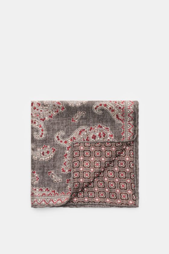 Rosi Collection Seiden-Einstecktuch 'Easy' grau/dunkelrot/dunkelbraun gemustert, reine Seide, Paisley-Muster, Kachel-Rückseite, rollierte Kanten, 31x31 cm, Made in Italy, Ansicht von oben. Rosi Collection Seiden-Einstecktuch 'Easy' grau/dunkelrot/dunkelbraun gemustert, reine Seide, Paisley-Muster, Kachel-Rückseite, rollierte Kanten, 31x31 cm, Made in Italy, Ansicht von oben.