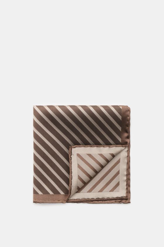 Brunello Cucinelli Seiden-Einstecktuch dunkelbraun/taupe gestreift, reine Seide, geschmeidiger Griff, handrollierte Kanten, Made in Italy, ca. 35x35 cm, von oben fotografiert. Brunello Cucinelli Seiden-Einstecktuch dunkelbraun/taupe gestreift, reine Seide, geschmeidiger Griff, handrollierte Kanten, Made in Italy, ca. 35x35 cm, von oben fotografiert.