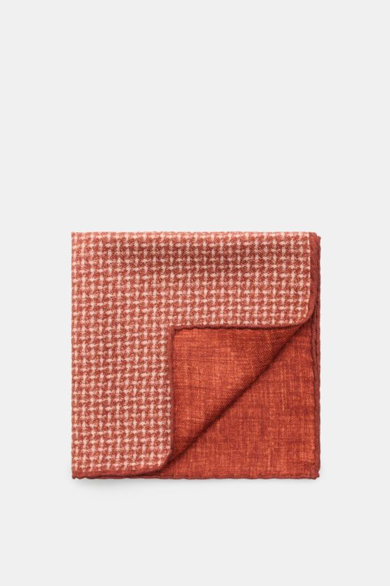 Brunello Cucinelli Seiden-Einstecktuch rostbraun/off-white gemustert, reine Seide, geschmeidiger Griff, Webmuster, handrollierte Kanten, Made in Italy, ca. 35x35 cm, frontal fotografiert. Brunello Cucinelli Seiden-Einstecktuch rostbraun/off-white gemustert, reine Seide, geschmeidiger Griff, Webmuster, handrollierte Kanten, Made in Italy, ca. 35x35 cm, frontal fotografiert.