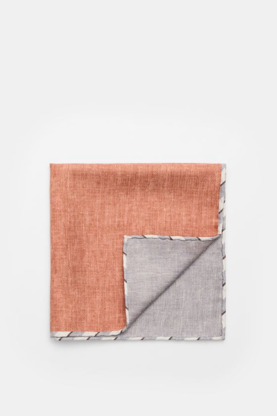 Brunello Cucinelli Seiden-Einstecktuch braun/grau meliert, liegend von oben fotografiert, reine Seide, handrollierte Kanten, Made in Italy, 35x35 cm. Brunello Cucinelli Seiden-Einstecktuch braun/grau meliert, liegend von oben fotografiert, reine Seide, handrollierte Kanten, Made in Italy, 35x35 cm.