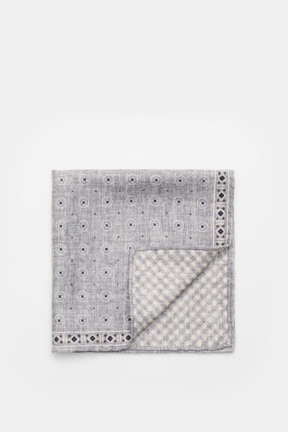 Brunello Cucinelli Seiden-Einstecktuch grau/weiß/navy gemustert, grafisch, Vorder- und Rückseite, reine Seide, 35x35 cm, flach liegend. Brunello Cucinelli Seiden-Einstecktuch grau/weiß/navy gemustert, grafisch, Vorder- und Rückseite, reine Seide, 35x35 cm, flach liegend.