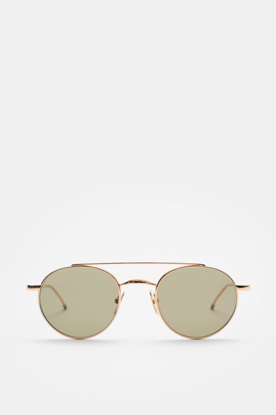 Thom Browne Sonnenbrille gold, runde Form mit filigranem Metallrahmen, Tricolore-Detail am Bügel, getönte Gläser, Frontansicht, 100% UV-Schutz. Thom Browne Sonnenbrille gold, runde Form mit filigranem Metallrahmen, Tricolore-Detail am Bügel, getönte Gläser, Frontansicht, 100% UV-Schutz.