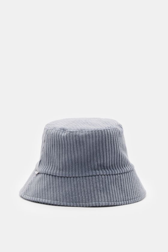 04651/ A trip in a bag Cord Bucket Hat rauchblau aus softem Baumwoll-Cord mit schmaler Krempe, Fleece-Futter, Weblabel, frontal fotografiert. 04651/ A trip in a bag Cord Bucket Hat rauchblau aus softem Baumwoll-Cord mit schmaler Krempe, Fleece-Futter, Weblabel, frontal fotografiert.