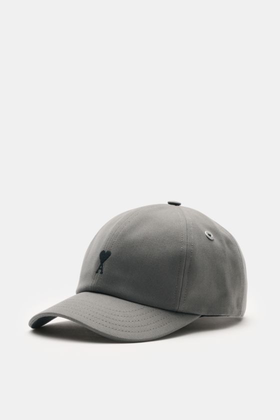 Ami Paris Baseball-Cap dunkelgrau aus reiner Baumwolle, seitlich-vorne fotografiert mit gebogenem Schirm, Herz-Logo und verstellbarem Verschluss. Ami Paris Baseball-Cap dunkelgrau aus reiner Baumwolle, seitlich-vorne fotografiert mit gebogenem Schirm, Herz-Logo und verstellbarem Verschluss.