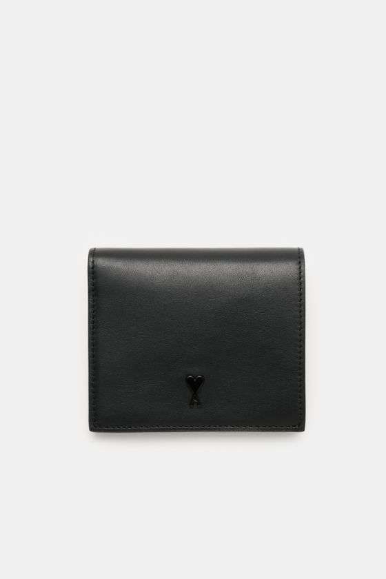 Ami Paris Portemonnaie schwarz aus fein genarbtem Kalbleder, frontal fotografiert, mit Logo, Münzfach, Kartenfächern, Banknotenfach, ca. 11x9 cm. Ami Paris Portemonnaie schwarz aus fein genarbtem Kalbleder, frontal fotografiert, mit Logo, Münzfach, Kartenfächern, Banknotenfach, ca. 11x9 cm.