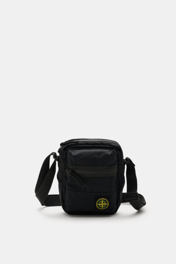 Stone Island Crossbody Bag 'Marsupio Tracolla' schwarz, frontal fotografiert, kompakt mit Baumwoll-Popeline, Aluminium-Membran, verstellbarem Gurt, Reißverschlussfächern, Windrosen-Patch. Stone Island Crossbody Bag 'Marsupio Tracolla' schwarz, frontal fotografiert, kompakt mit Baumwoll-Popeline, Aluminium-Membran, verstellbarem Gurt, Reißverschlussfächern, Windrosen-Patch.