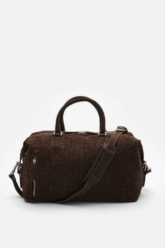 Officine Creative Weekender dunkelbraun aus handgewebtem Veloursleder, frontal mit robusten Griffen, silberner Hardware, Schultergurt und Reißverschluss. Officine Creative Weekender dunkelbraun aus handgewebtem Veloursleder, frontal mit robusten Griffen, silberner Hardware, Schultergurt und Reißverschluss.