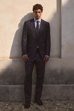 Junger Mann frontal stehend vor heller Wand, trägt im Shop by Look 63 Edition Vol. 19 Business-Hemd 'Luciano' blau-weiß gestreift mit Haifisch-Kragen und gemusterte Seidenkrawatte Navy/Creme von Zegna, elegantes Outfit für Büro, Aufnahme aus mittlerer Dis