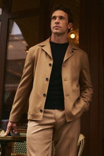 Shop by Look 02 Denis Cebulec in Lardini for BRAUN Hamburg: model from mid-front wears camel-colored Accony overshirt, black B.F. Knitwear sweater, light brown trousers, refined warm style.