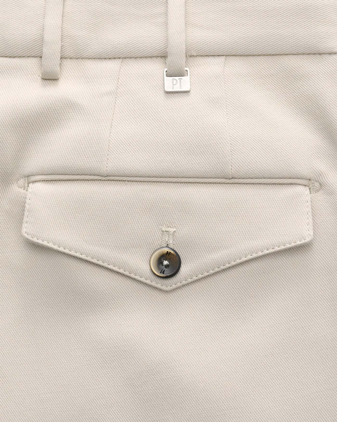 Beige Stoffhose mit Gürtelschlaufen, Metall-Logo PT, aufgesetzter Tasche mit Knopf und feiner diagonaler Webstruktur.
