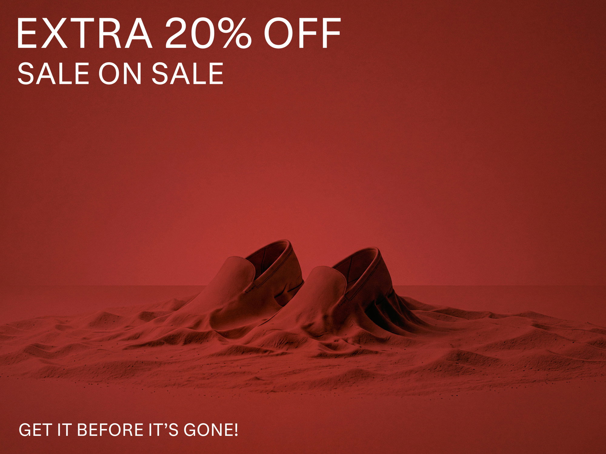 Braune Herrenschuhe halb in rotem Sand versunken vor rotem Hintergrund mit Text "Extra 20% Off Sale on Sale".